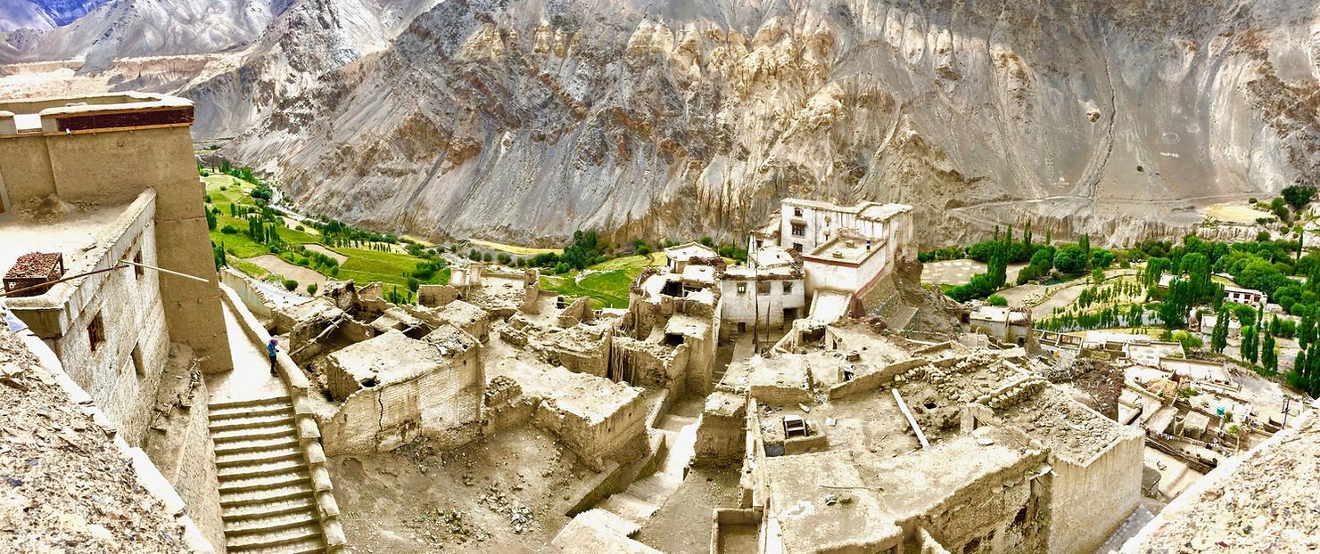 Vista di un tempio antico con montagne sullo sfondo