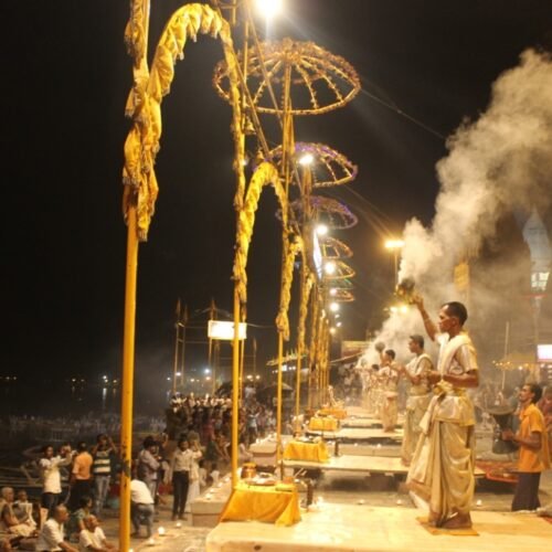 La cerimonia Ganga Aarti di varanasi